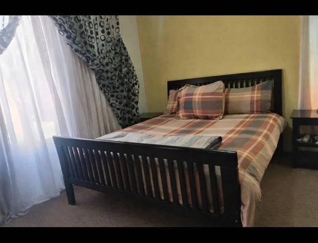 3 BEDROOM TOWNHOUSE FOR SALE IN PROTEA GLEN
